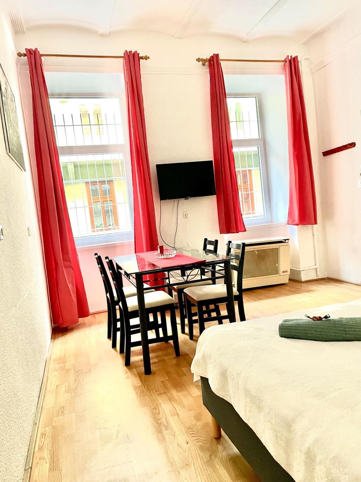Very Warm Home With Big Bed Near New York Cafe Budapest Luaran gambar