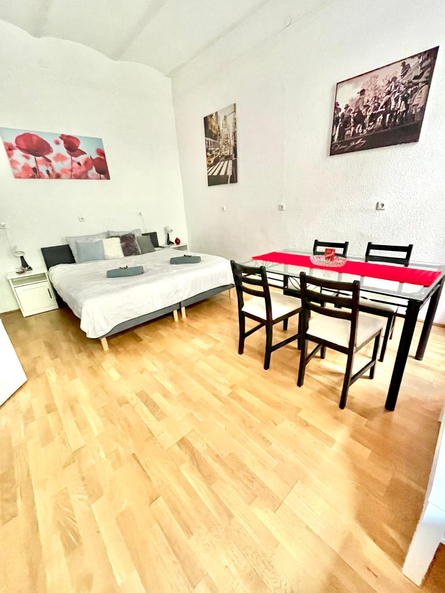 Very Warm Home With Big Bed Near New York Cafe Budapest Luaran gambar
