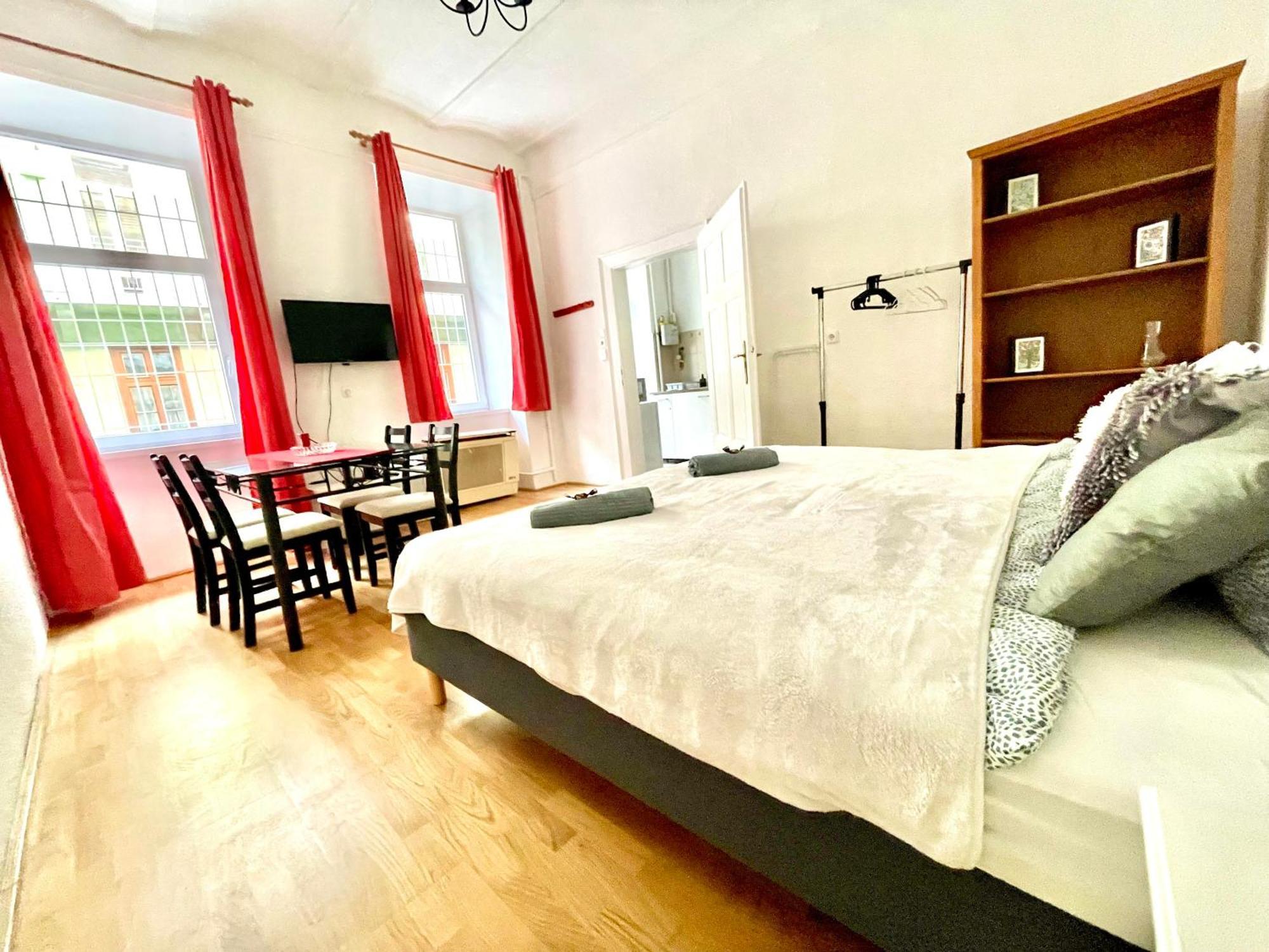 Very Warm Home With Big Bed Near New York Cafe Budapest Luaran gambar
